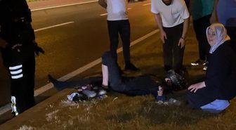 Devrilen motosikletten düşen genç yaralandı, annesi yanından ayrılmadı