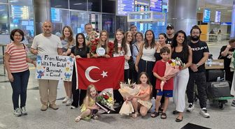 İtalya'da tarih yazan yüzücü Eda'ya İzmir'de coşkulu karşılama