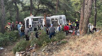 İzmir'de işçi servisi şarampole devrildi: 22 yaralı