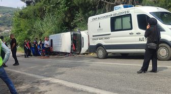 İzmir'de tarım işçilerini taşıyan minibüsün devrilmesi sonucu 1 kişi öldü, 11 kişi yaralandı