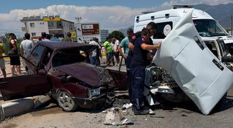 Kaş'ta iki otomobilin çarpıştığı kazada 3 kişi yaralandı