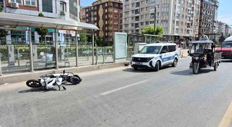 Kırmızı ışık ihlali yapan motosiklet yayaya çarptı: 2 yaralı
