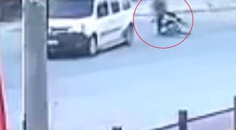 Motosikletle hafif ticari aracın çarpıştığı kaza kamerada: 1 yaralı