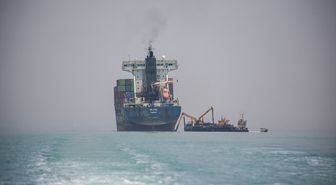 Savaş sırasında Hürmüz Adası yakınlarında karaya oturan Güney Kore gemisi kurtarılmaya çalışılıyor