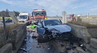 Silivri'de otomobil gişe duvarına çarptı: 2 yaralı