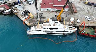 Sinop'ta yan yatan lüks yat kurtarıldı