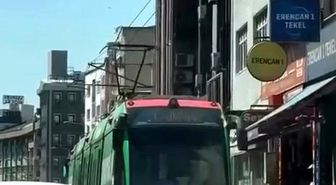 Bursa'da tramvaya tutunan çocuklar tehlike saçtı