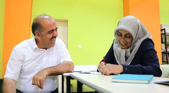 56 yaşında torununa masal okumak için okuma yazma öğrendi