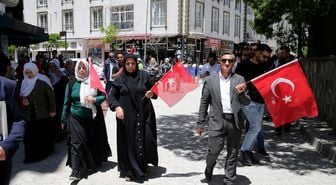 Vanlı aileler DEM Parti binası önündeki eylemlerini sürdürdü