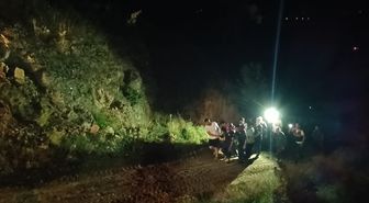 Adana'da uçuruma yuvarlanan otomobilin sürücüsü yaralandı