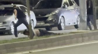Bir tokatla yere serdi, ardından sürükleyerek götürdü