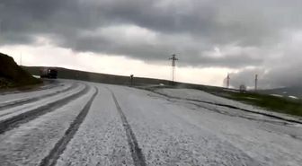Ardahan'da dolu yağışı yolu beyaza bürüdü