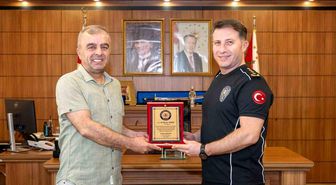 Bilecik'te emekli olan polis memuru Taner'e plaket takdim edildi