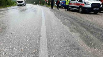 Bolu'da virajı alamayan hafif ticari araç yoldan çıktı: 3 yaralı