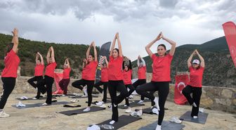 Cehennem Deresi Kanyonu'nda yoga yaptılar