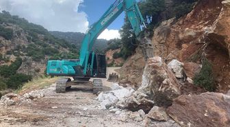 Elmalı'da taş düşen yolda çalışma yapıldı