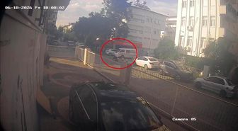 Kamyonetle çarpışan motosikletin sürücüsü kazayı kask sayesinde kazayı hafif sıyrıklarla atlattı