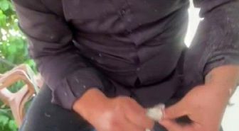 Klima ünitesinin boru hattında yakaladığı yılanı 'Sevgili yılan insanlardan uzak dur, yoksa ne yaparlar biliyorsun' diyerek doğaya saldı