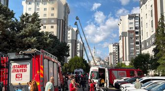 Küçükçekmece'de sitedeki binanın çatısında çıkan yangın nedeniyle 10 kişi hastaneye kaldırıldı