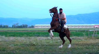 'Mehmet: Fetihler Sultanı' oyuncusu Mustafa Kaya, Muş'ta film atlarını hazırladı