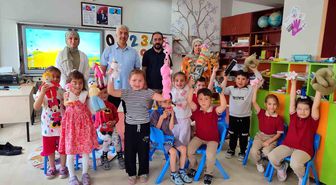 Öğrenci, veli ve öğretmen iş birliğiyle atık ipler rengârenk oyuncaklara dönüştü