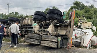 Sakarya'da devrilen beton mikserinin sürücüsü yaralandı