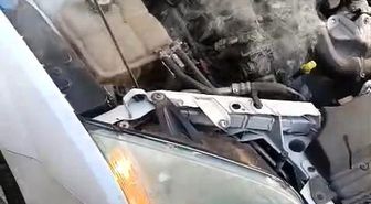 Seyir halindeki otomobil alev aldı