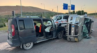 Siirt'te hafif ticari araçla pikabın çarpıştığı kazada sürücüler yaralandı