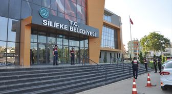 Silifke Belediyesine yönelik operasyonda Belediye Başkanı Turgut ve 17 şüpheli gözaltına alındı