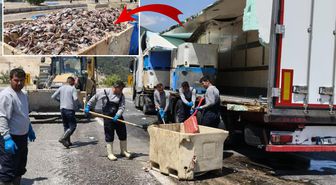 Seyir halindeki tırın dorsesi patladı, 15 ton balık atığı yola saçıldı