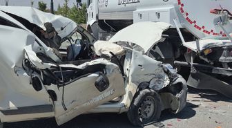 Su tankerine çarpan hafif ticari aracın sürücüsü ağır yaralı