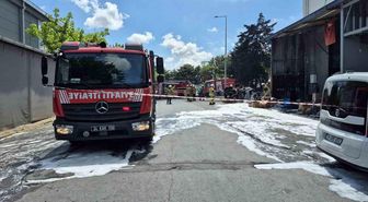 Sultangazi'de boyaların depolandığı alanda yangın çıktı