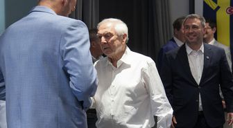 Vedat Muriqi'nin Aziz Yıldırım ile tokalaşmadan önce yaptığına beğeni yağıyor