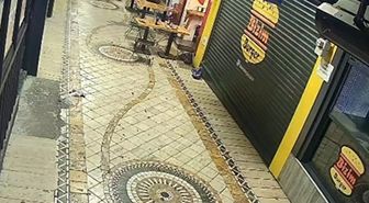 Yoldan geçen mühendisin önünü kesip dövdüler; olay kamerada