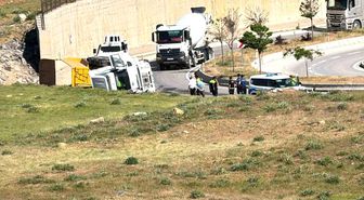 Yüksekova'da hafriyat yüklü kamyon devrildi