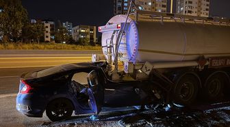 Adana'da akaryakıt yüklü tankere çarpan otomobilin sürücüsü öldü, 2 çocuk yaralandı