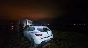Afyonkarahisar'da devrilen tıra otomobilin çarpması sonucu 4 kişi yaralandı