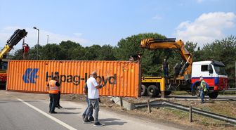 Anadolu Otoyolu'nun Sakarya kesimi bağlantı yolunda devrilen tır ulaşımı aksattı
