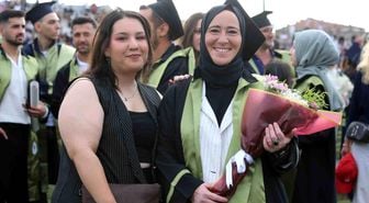 Anne-kızın üniversite yolculuğu mezuniyetle taçlandı