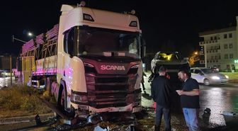 Bayburt'ta kırmızı ışıkta geçen tırın cipe çarpması güvenlik kamerasında