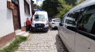 Bolu'da park edilen araçlardan ambulans sokağa giremedi: Sağlık ekipleri hastaya yürümek zorunda kaldı