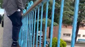 Demir kapıdan atlayarak yetişmeye çalıştı, sınava alınmayınca duvarından atlayarak okuldan ayrıldı