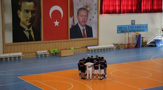 Dicle Üniversitesi Futsal Takımı şampiyonluk hedefiyle antrenman yapıyor