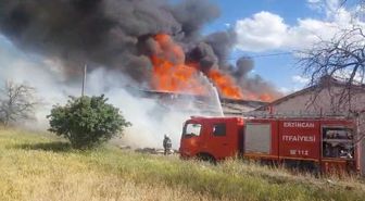 Erzincan'da mobilya deposunda yangın
