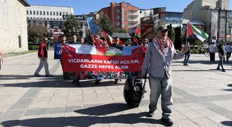 Erzurum'da sağlıkçılar Gazze için sessiz yürüyüşlerini 136. haftada sürdürdü