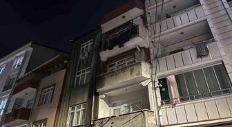 Esenyurt'ta 3 katlı binanın çatısı alev alev yandı