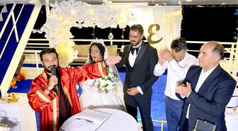 Tiyatral nikah memurluğu ilgi görüyor