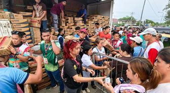 Filipinler'deki Çin Toplumu, Deprem Mağdurlarına 180.000 Doların Üzerinde Bağışta Bulundu