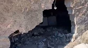 Freni boşalan traktör eve daldı