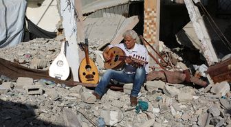 Gazzeli sanatçı Ebu Şaviş, müzik aletlerini onararak savaşla kırılan umutları yeşertiyor